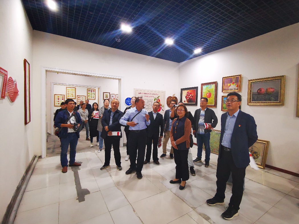 说明: E:\April\pp电子平台官网入口\2019新闻稿\甘富苹果博物馆\4e4aaca6fbd01398a0572662496b736.jpg